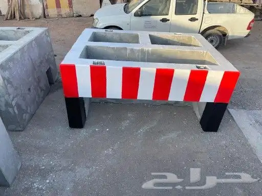 حواجز خرسانية وقواعد أعمدة انارة ومناهل كهربا 32