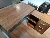 مكتب مودرن بني وأرجل خشب رمادي 2