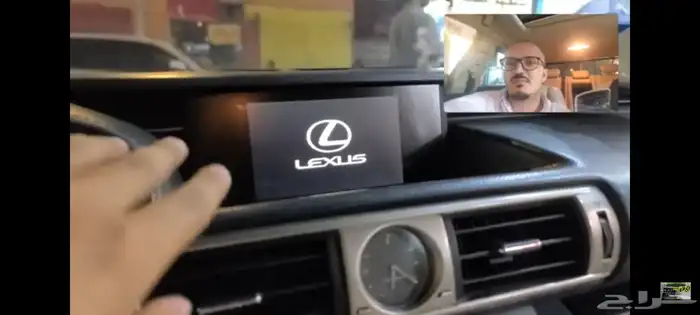 اصلاح شاشة لكزسIS 250 معلقة على شعار اللكزس 0