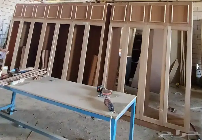 ابواب وطاولات وغرف نوم وخزاين واعمال الديكورات الخشبيه 4