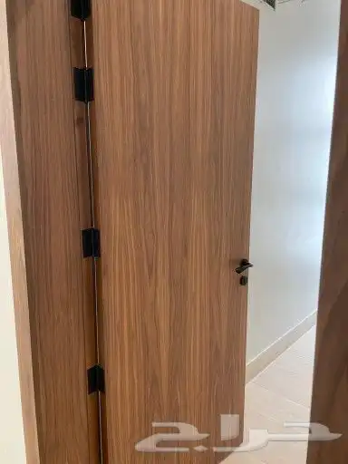 ابواب وطاولات وغرف نوم وخزاين واعمال الديكورات الخشبيه 1