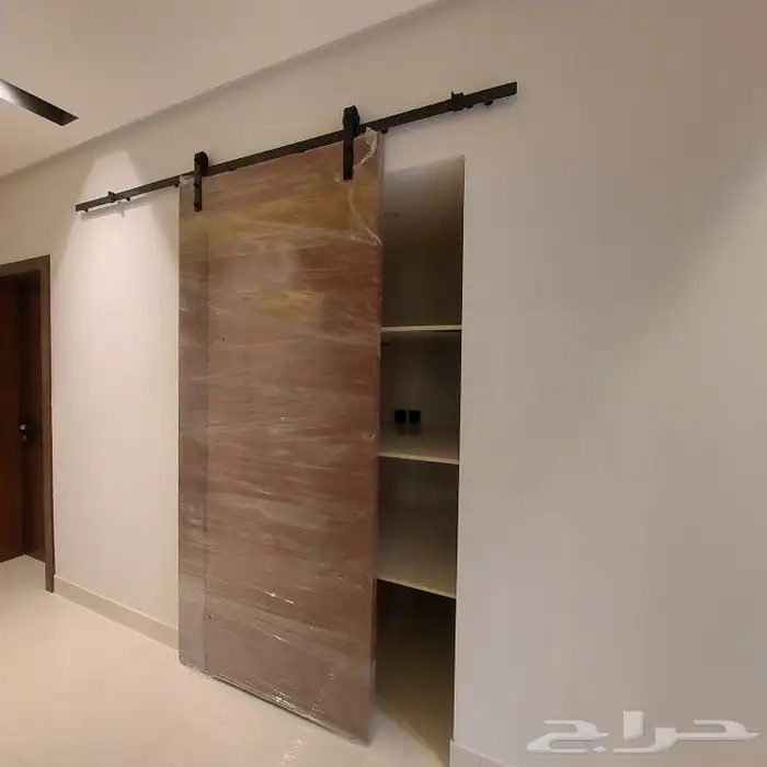 ابواب وطاولات وغرف نوم وخزاين واعمال الديكورات الخشبيه 8