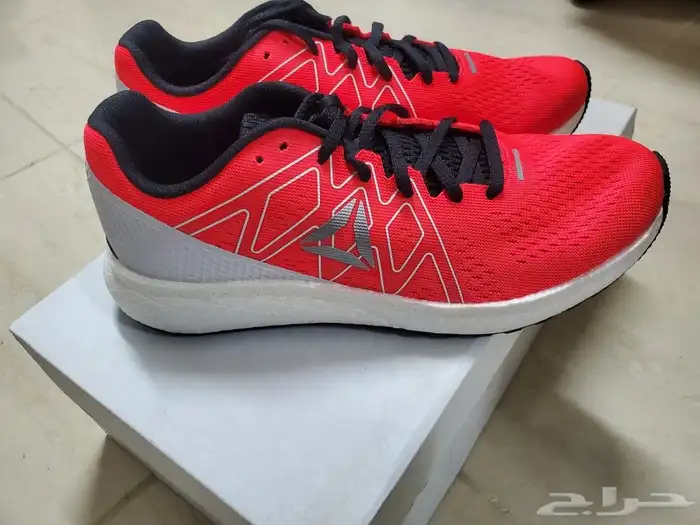 جزمة رياضية Reebok مقاس40.5 0