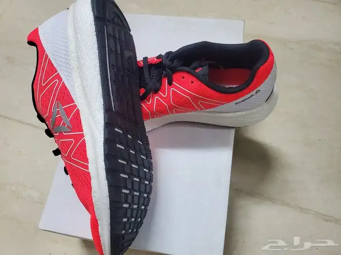 جزمة رياضية Reebok مقاس40.5 2