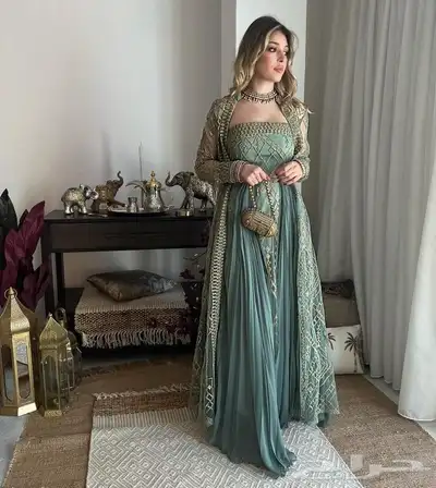 عزيزتي تبين فستان للعيد ومحتاره طلبك موجود عندي فساتين العيد 3
