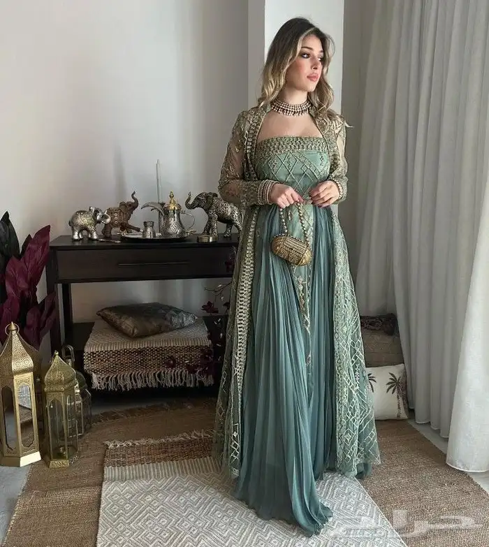 عزيزتي تبين فستان للعيد ومحتاره طلبك موجود عندي فساتين العيد 3