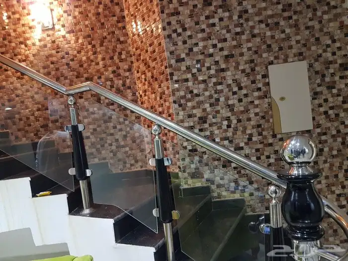 عمل درابزين استانلس ستيل مع اعمده خشب وزجاج 8مم سيكوريت 13