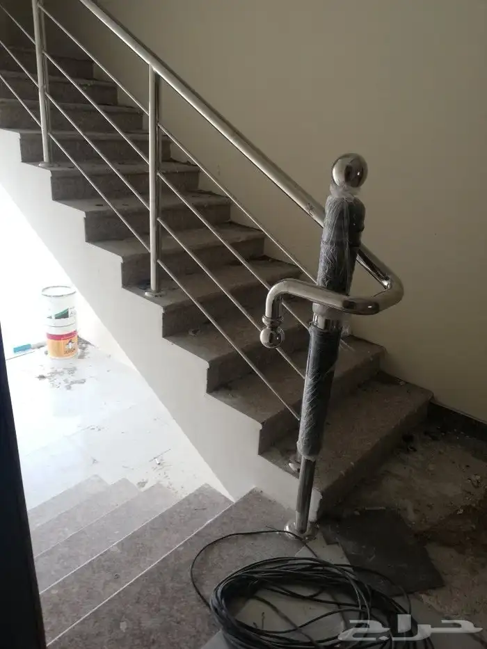 عمل درابزين استانلس ستيل مع اعمده خشب وزجاج 8مم سيكوريت 11