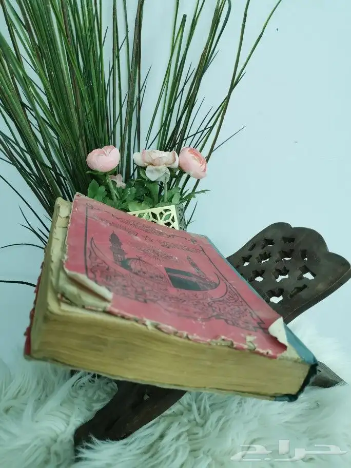 نسخة قديمة مطبوعة من القرآن الكريم. 0