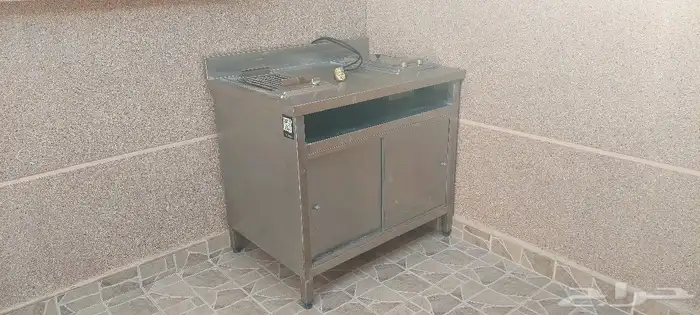 مطبخ على شكل طاولة مكون من قلايه بطاطس و بروستد و شويه 0