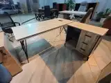 تصنيع مكاتب بأشكال متنوعة 23