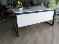 تصنيع مكاتب بأشكال متنوعة 0