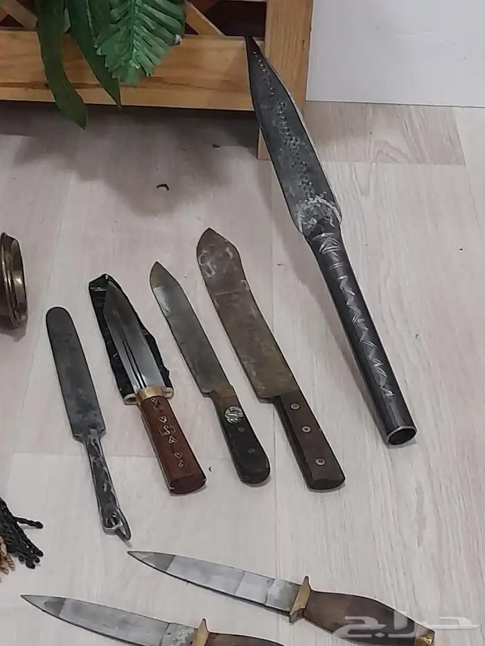 16 سكين ورمح ومبرد وبوق 1