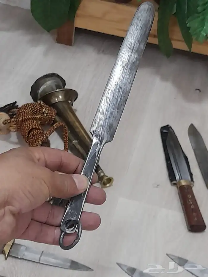 16 سكين ورمح ومبرد وبوق 7