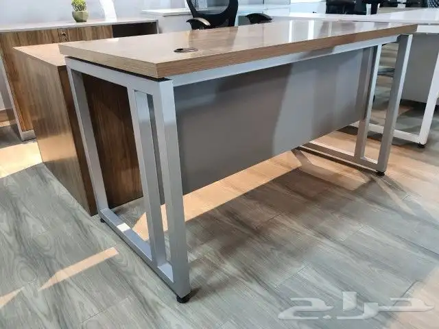 مكتب مودرن بني وأرجل رمادي 1