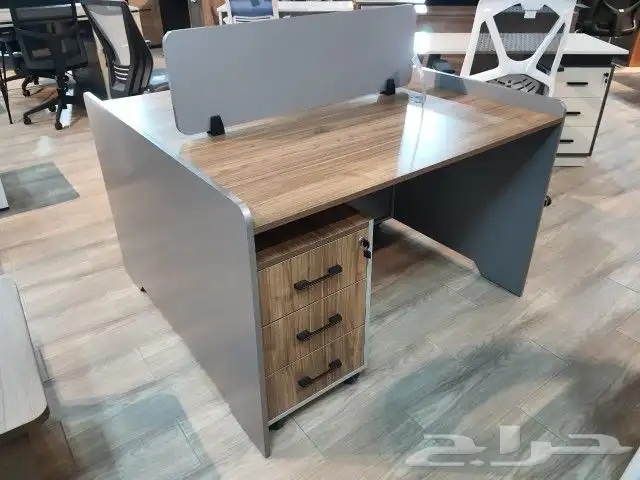 مكتب مودرن بني وأرجل رمادي 6