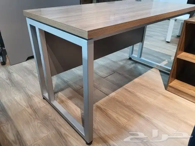 مكتب مودرن بني وأرجل رمادي 3