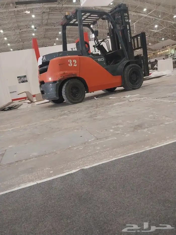 فور كلفت رافعه خمسه طن للأيجار 0
