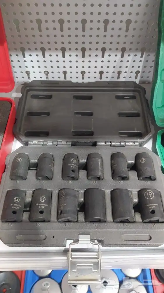 لبيع جميع انواع العدد والمعدات وتجهيز المغاسل ولورش 46