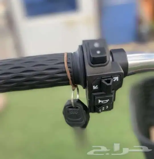 سكوتر كهربائي ودراجة هوائية باللون الأزرق 4