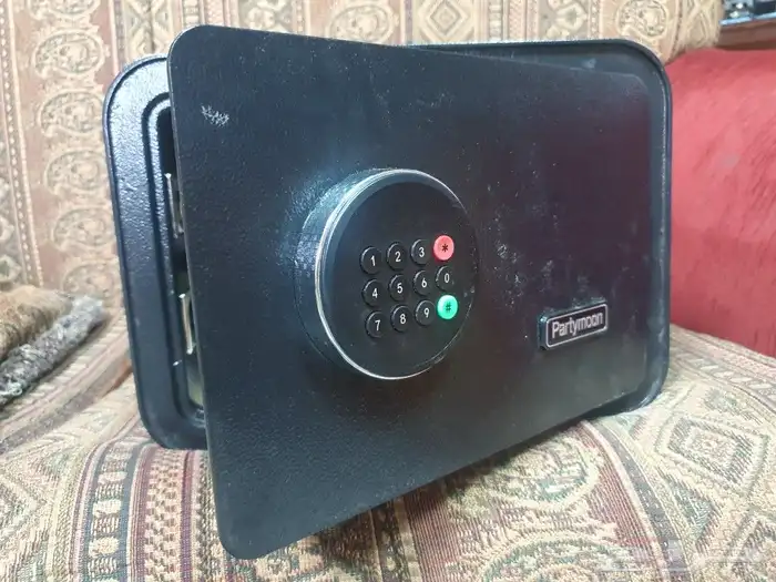 للبيع خزنه رقميه ومفتاح لحفظ المال والاوراق المهمه 8