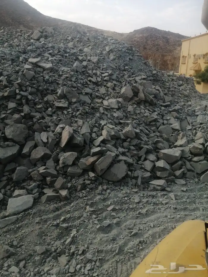 يوجد لدينا احجار مع دفان جبلي الكميه اكثر من 1000رد 1