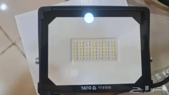 كشاف LED بقاعده ثلاث ارجل قابله للتعديل لك الاتجاهات 12
