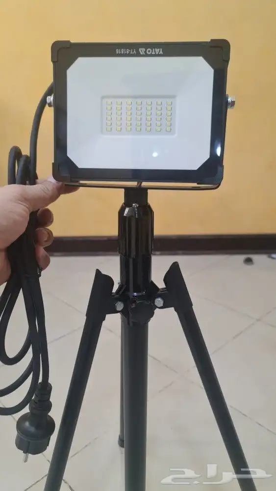 كشاف LED بقاعده ثلاث ارجل قابله للتعديل لك الاتجاهات 15