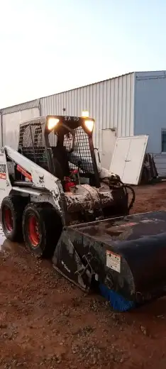 بوبكات مكنسة مع تيوفي جاهز للأيجار 0