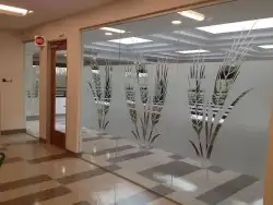 طباعة وتركيب جميع أنواع الستيكر اللاصق والستائر الاعلانية. 18