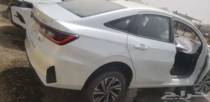 يوجد لدينا قطع غيار السيارات تويوتا 3