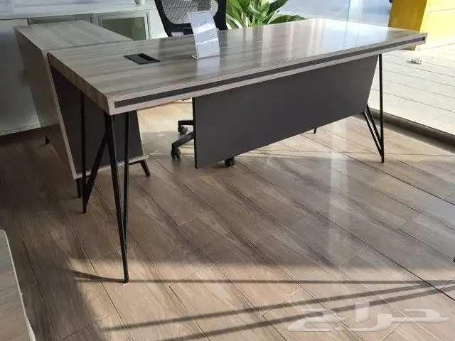 مكتب مودرن بيج وأرجل ثمانية 4