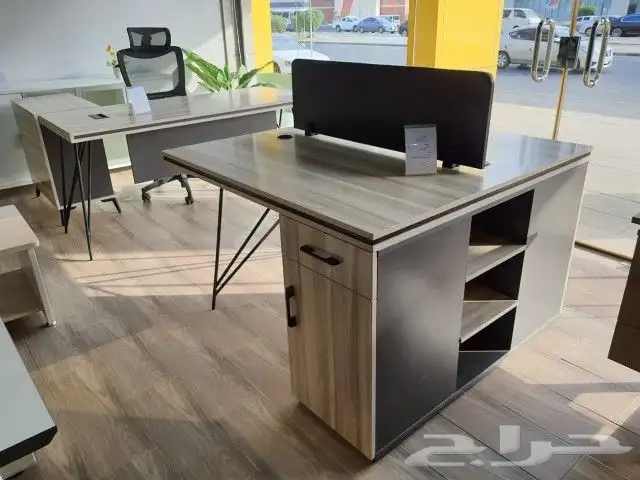 مكتب مودرن بيج وأرجل ثمانية 7