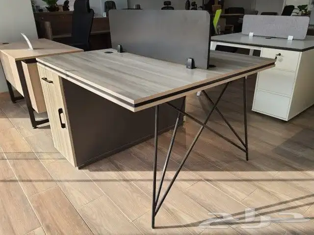 مكتب مودرن بيج وأرجل ثمانية 5