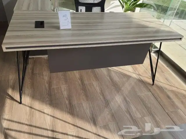 مكتب مودرن بيج وأرجل ثمانية 3