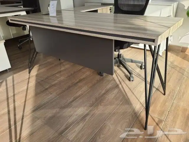 مكتب مودرن بيج وأرجل ثمانية 1