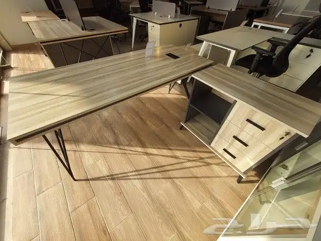 مكتب مودرن بيج وأرجل ثمانية 2