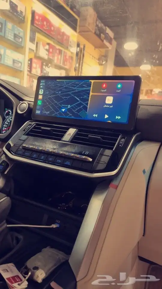 شاشة لاندكروزر 2023 شكل الوكاله كار بلاي مع كامره خلفية 0
