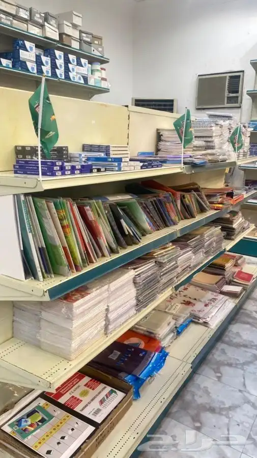 بضاعه مكتبه مدرسيه للبيع في مستودع مغلفه فالكراتين 6