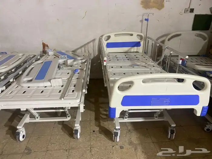 متوفر سرير طبي مع المراتب الطبيه مع حامل المغذي 3