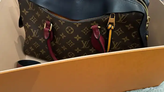 شنطه لويس فيتون اصليه بملحقاتها بالتغليف والكرتون 2