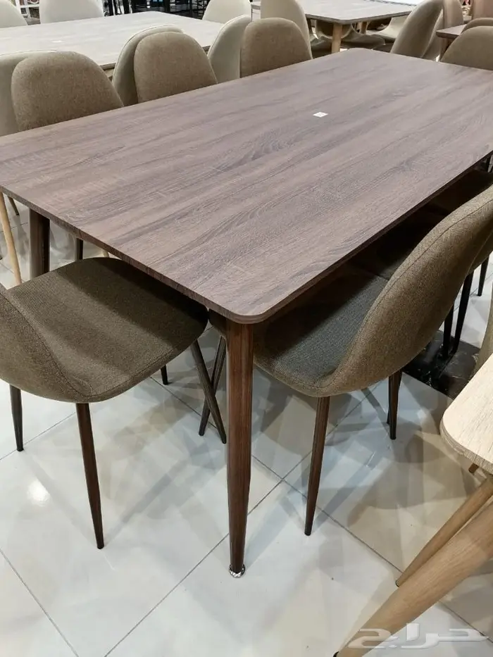 طاولة طعام مع كراسي مبطنة مخملية مريحة 3