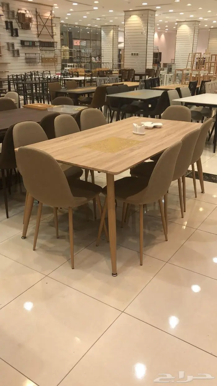 طاولة طعام مع كراسي مبطنة مخملية مريحة 5