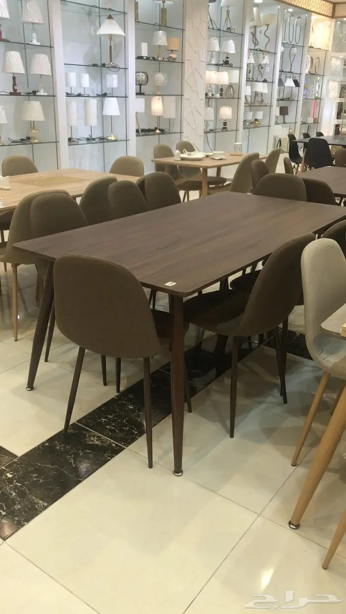 طاولة طعام مع كراسي مبطنة مخملية مريحة 4