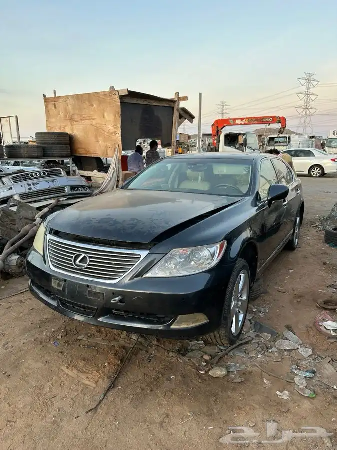 قطع غيار تشليح لكزس LS460 موديل 2008سعودي 1