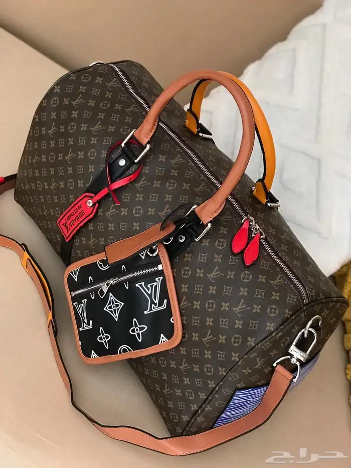 شنط سفر بعرض اليوم الوطني 13