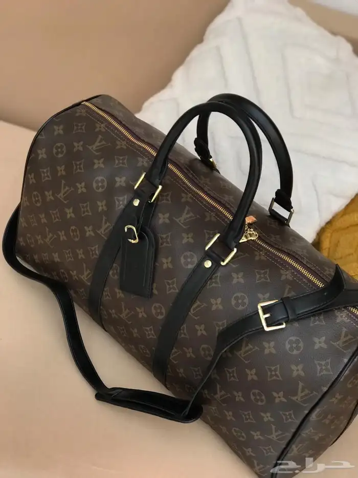 شنط سفر بعرض اليوم الوطني 12