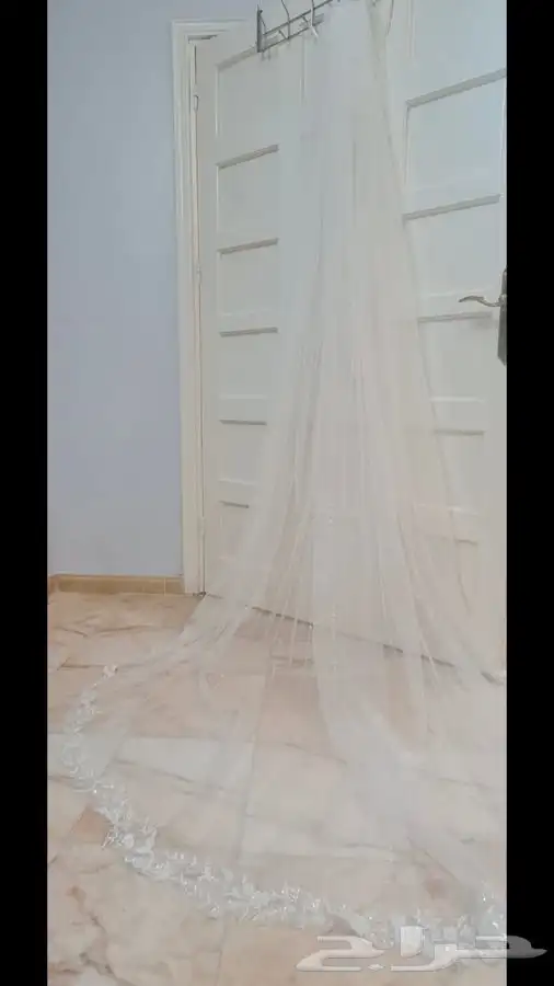 فستان زفاف مصنوع من قماش أسباني مع طرحة طويلة بمشبك 5