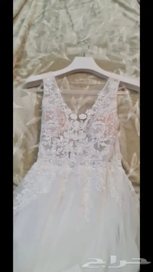 فستان زفاف مصنوع من قماش أسباني مع طرحة طويلة بمشبك 4