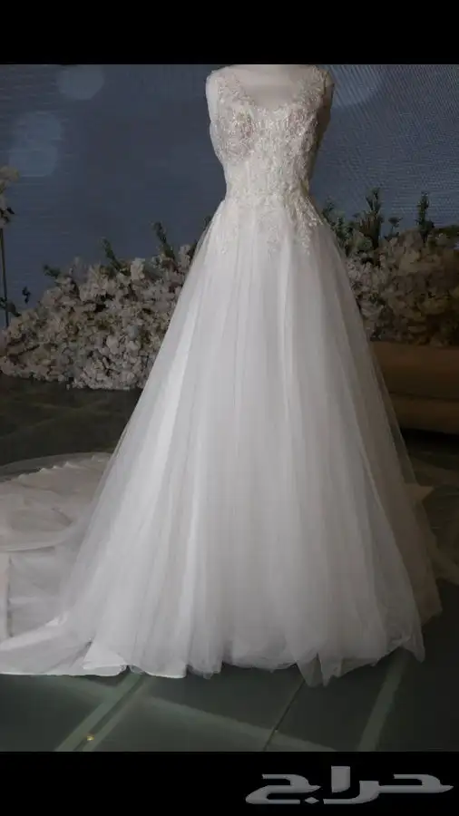 فستان زفاف مصنوع من قماش أسباني مع طرحة طويلة بمشبك 2